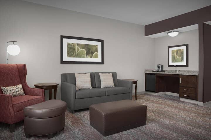 Lounge 24 of 53